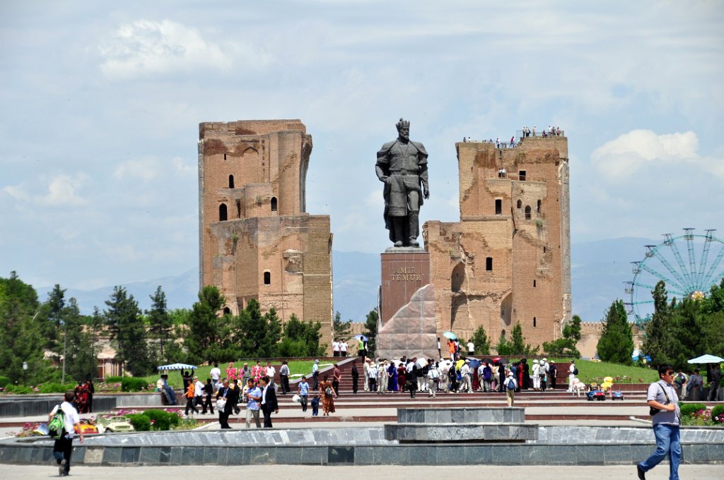 27 Shakhrisabz - statua e palazzo di Tamerlano.JPG